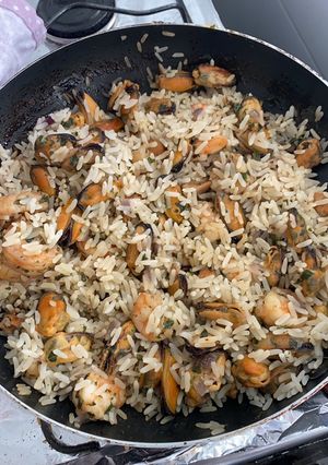 Una foto de Arroz con mejillones y camarones
