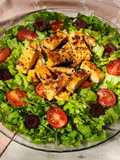 🥗Ensalada de tofu birmano salteado, lechuga, tomate cherry y olivas rellenas, con aceite especiado🥗