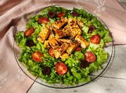 Una foto de tofu en ensalada