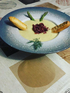 Una foto de Crema de calabacín y puerro con crujiente de jamón