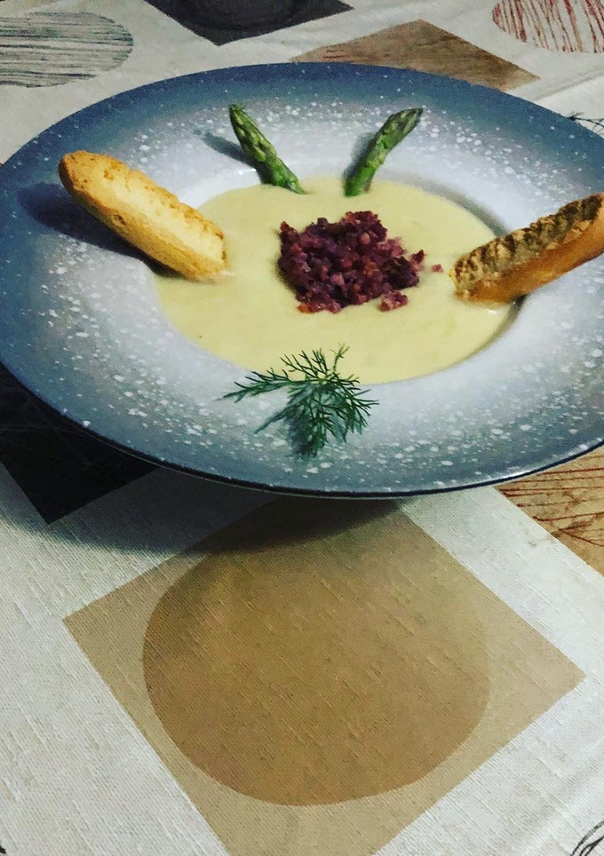 Una foto de Crema de calabacín y puerro con crujiente de jamón