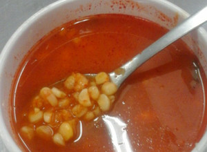 Una foto de Elote pozole con Camarón comida de cuaresma