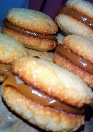 Una foto de Alfajores de coco y dulce de leche