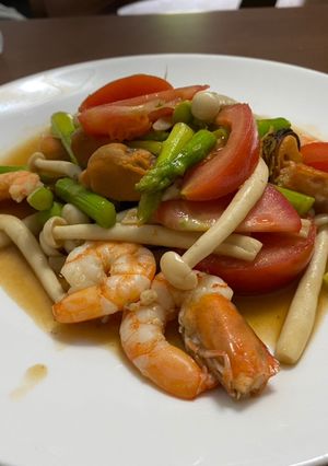 รูปของ เห็ดโคนขาวหน่อไม้ฝรั่งกุ้งหอยผัดน้ำมันหอย