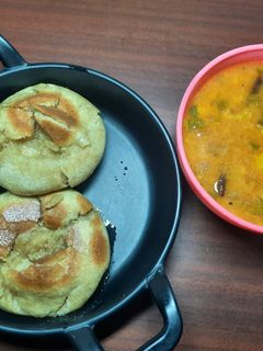 तवे पर बनी बाटी अरहर की दाल के साथ (Tawe per bani baati arhar ke dal ke saath recipe in hindi) रेसिपी मुख्य फोटो