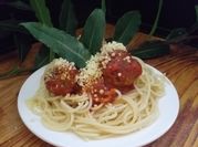 Una foto de albóndiga en salsa de puerro