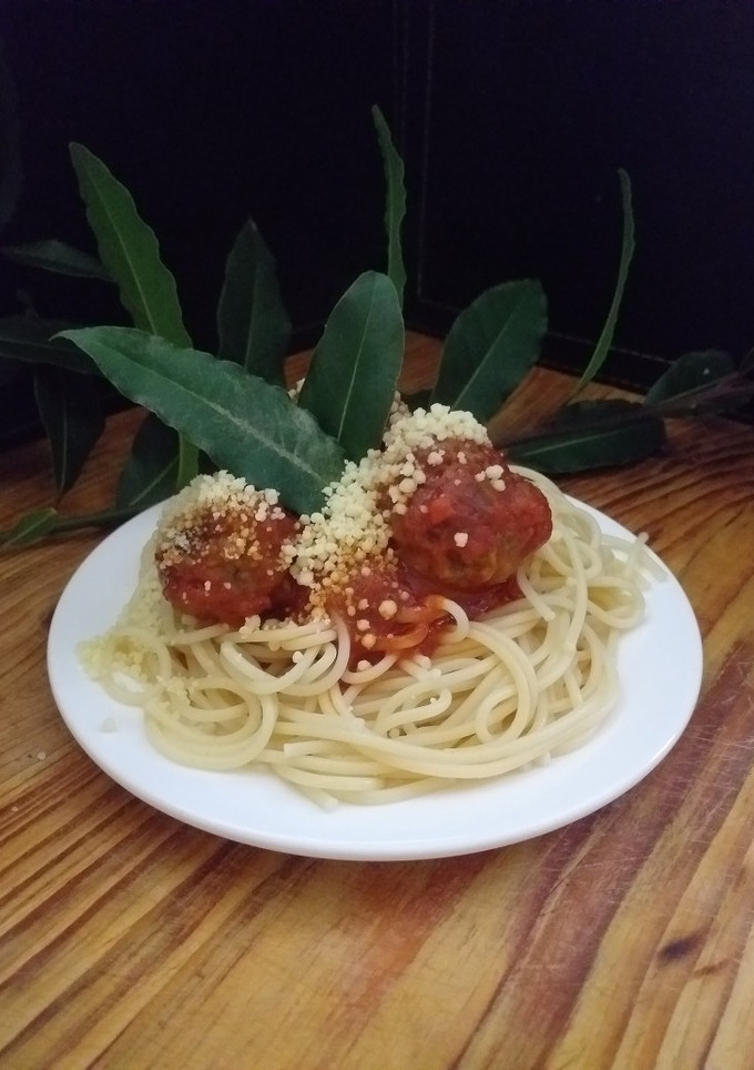 Una foto de Albóndigas de carne con pimiento asado y verduras