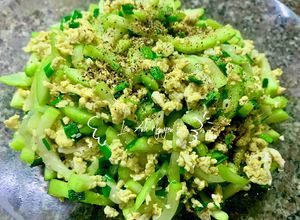 Hình của món Bầu xào trứng vịt.