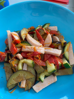 Una foto de Revuelto de verduras y pavo