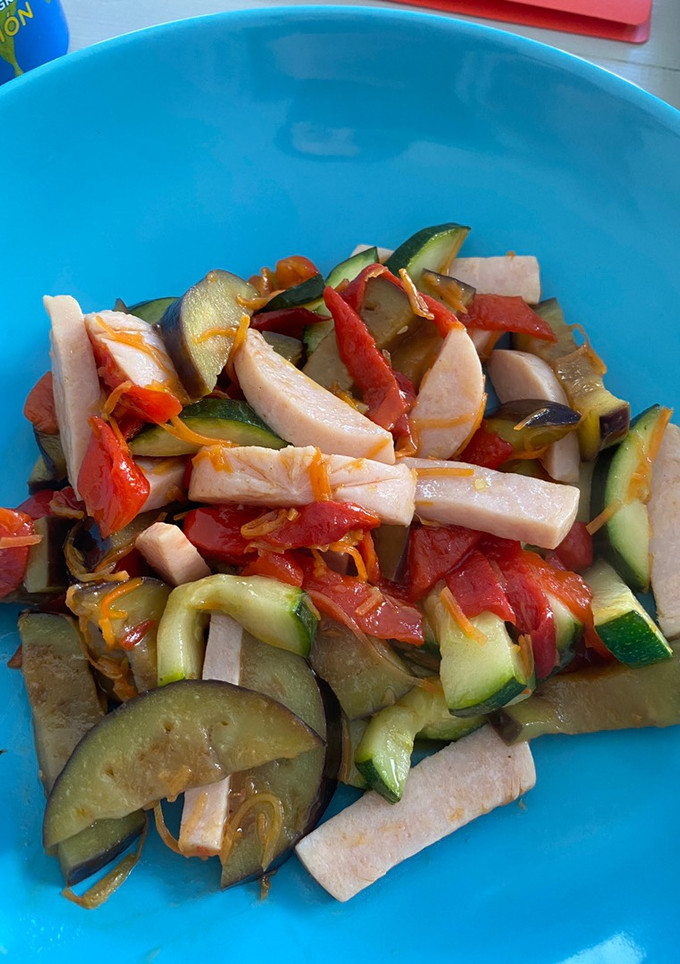 Una foto de Revuelto de verduras y pavo