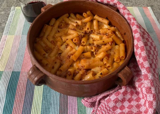 Pasta pasticciata con ragù bolognese e besciamella al forno