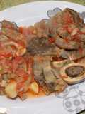 Osobuco estofado con papas y arvejas