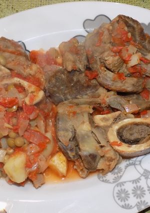 Una foto de Osobuco estofado con papas y arvejas