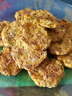 Una foto de Galletitas de avena, zanahoria y orégano