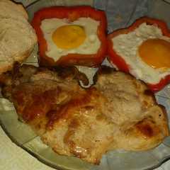 Una foto de Costeleta de cerdo y huevos