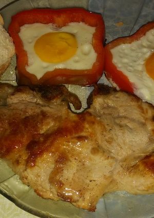 Una foto de Costeleta de cerdo y huevos
