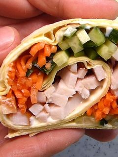 Фото Рулет из лаваша с копченой курицей.