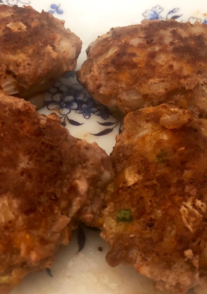 Una foto de Hamburguesas de carne y verduras!