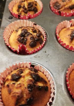 Una foto de Magdalenas con banana y chispas de chocolate