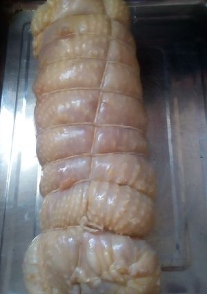Una foto de Pollo Arrollado, relleno de jamón, queso, morrón y aceitunas