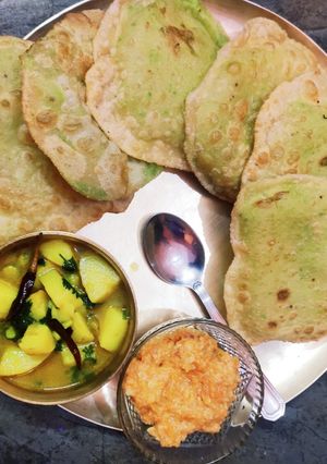 কড়াইশুঁটি কচুরি, গাজরের হালুয়া  ও আলুর সব্জী (koraishutir kochuri,gajorer halwa o aloo sabji) রেসিপির প্রধান ছবি