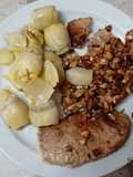 Filete de atún con alcachofas