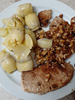 Una foto de Filete de atún con alcachofas