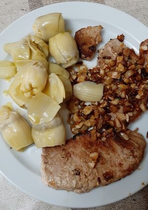 Una foto de Filete de atún con alcachofas