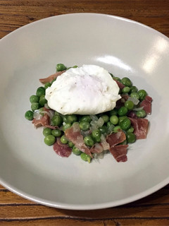 Una foto de Guisantes con jamón y huevo escalfado