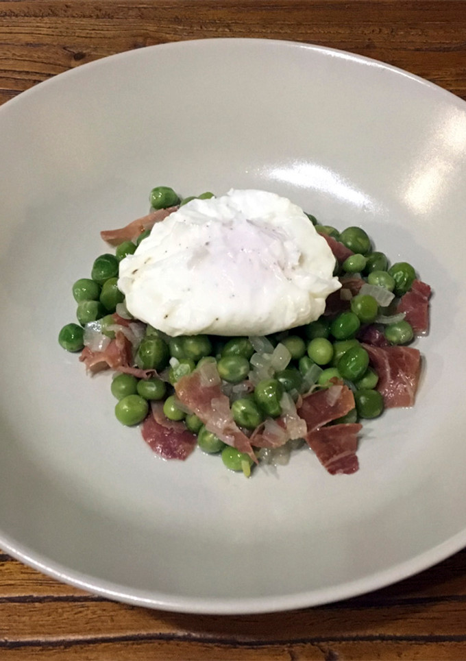 Una foto de Guisantes con jamón y huevo escalfado