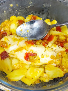 Una foto de Merluza con patatas, tomate y pimiento