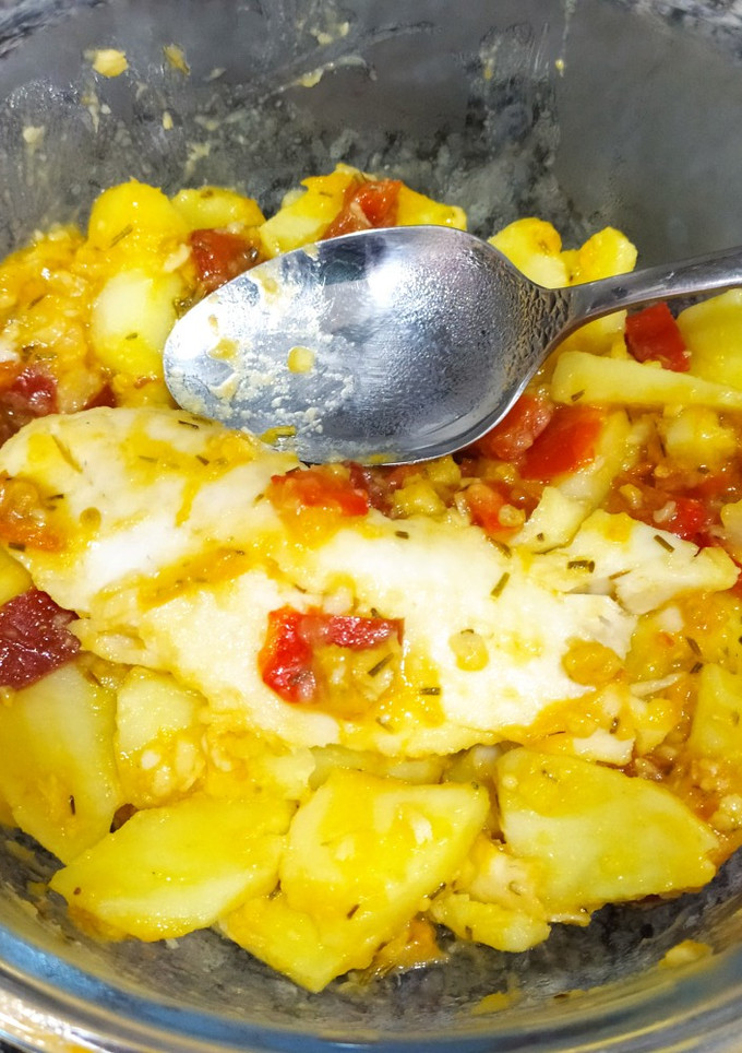 Una foto de Merluza con patatas, tomate y pimiento