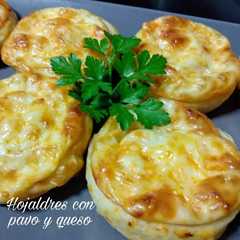 Una foto de Hojaldres con pavo y queso