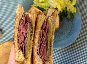 Una foto de Sándwich de pastrami