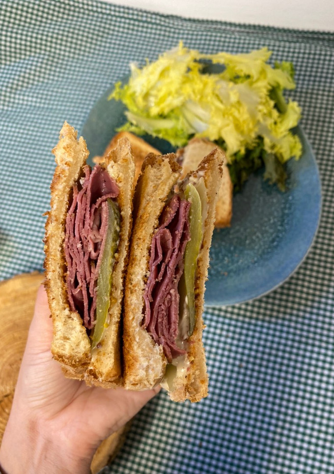 Una foto de Sándwich de pastrami