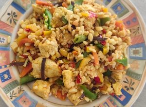 Une photo de Poulet sauté aux épices et légumes indiens avec Ebly