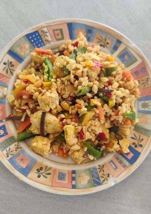 Une photo de Poulet sauté aux épices et légumes indiens avec Ebly