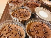 Una foto de marquesa de chocolate con cacao