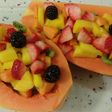 Papaya rellena de frutas tropicales