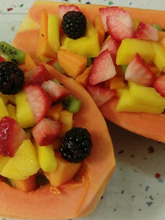 Una foto de Papaya rellena de frutas tropicales