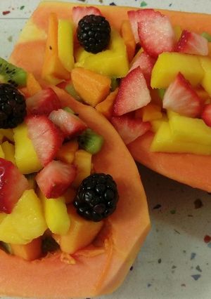 Foto principal de Papaya rellena de frutas tropicales