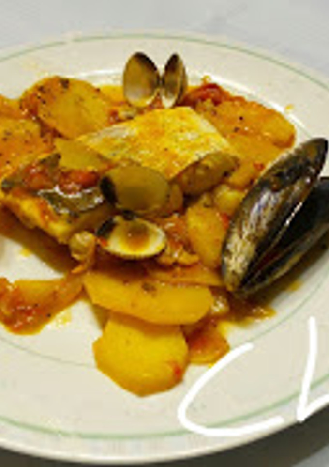 Una foto de Merluza en salsa con berberechos y mejillones
