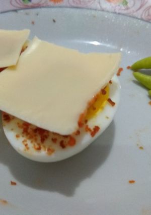 Foto resep Spicy egg with cheese aka telur rebus pedas keju