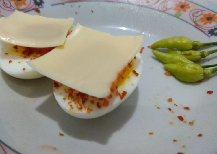 Cara Gampang Menyiapkan Spicy egg with cheese aka telur rebus pedas keju Anti Gagal