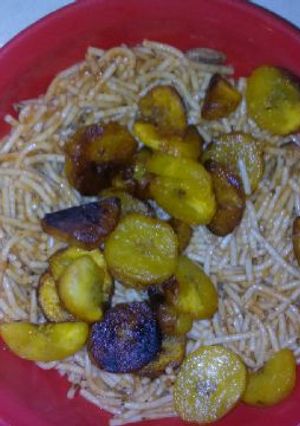 A picture of Spagetti with fried plantain.