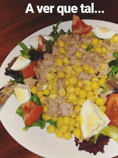 Una foto de Ensalada de garbanzos