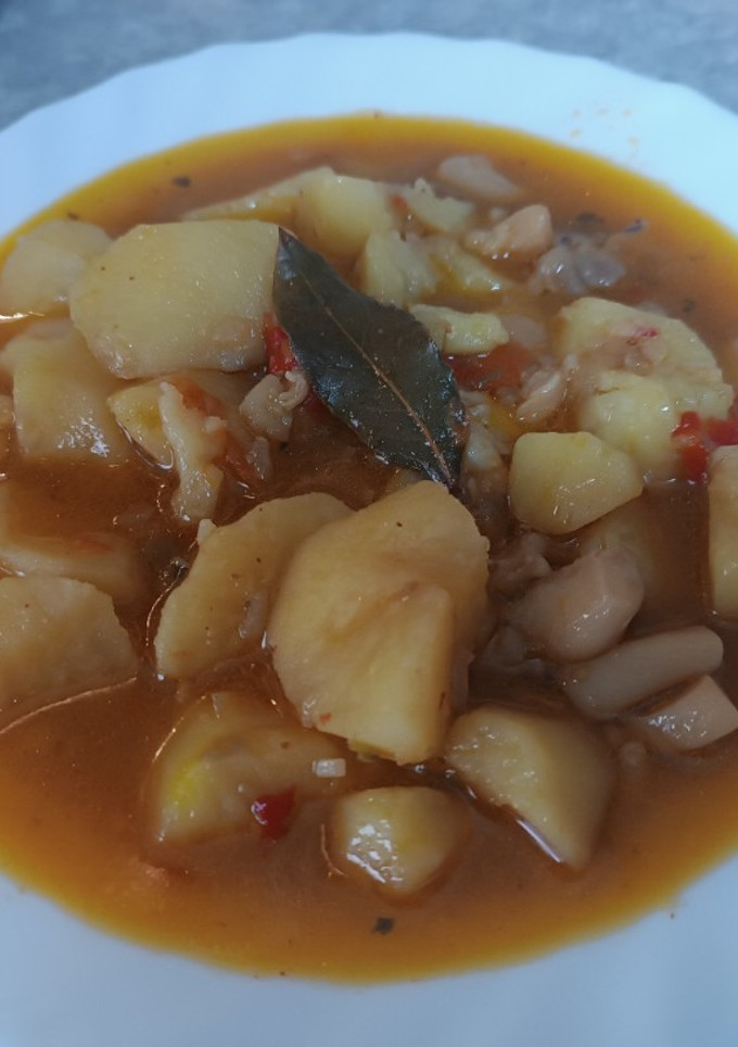 Una foto de Guiso de patatas con sepia a mi manera olla gm