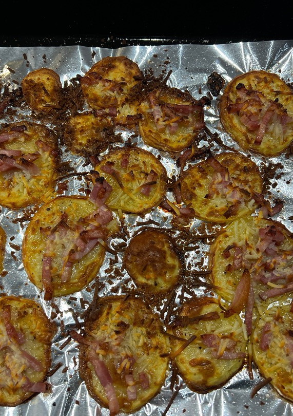 Una foto de Patatas al horno con bacon y queso