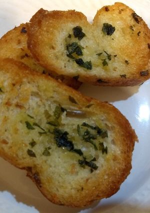 Una foto de Pan de ajo (con pan comprado)
