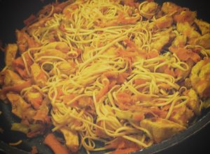 Une photo de Wok de poulet et légumes